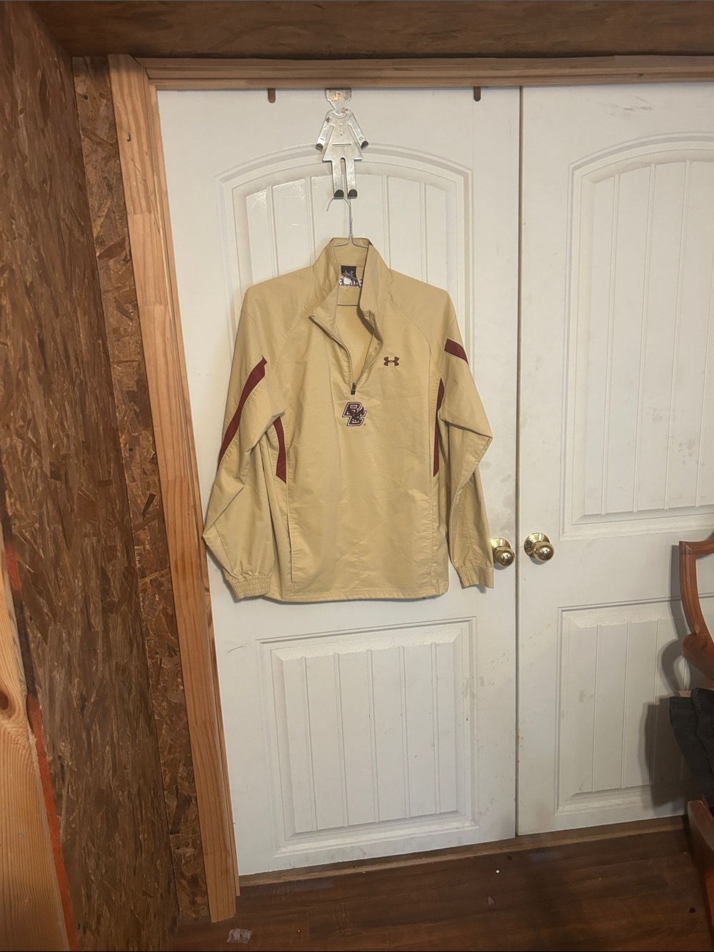 Under Armour Men’s Tan Quarter-Zip Lightweight Jacket with Maroon Accents DSLR